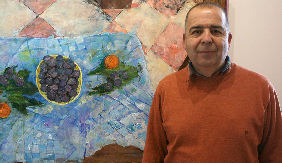 Paco Solano junto a su obra ganadora de la edición 2016