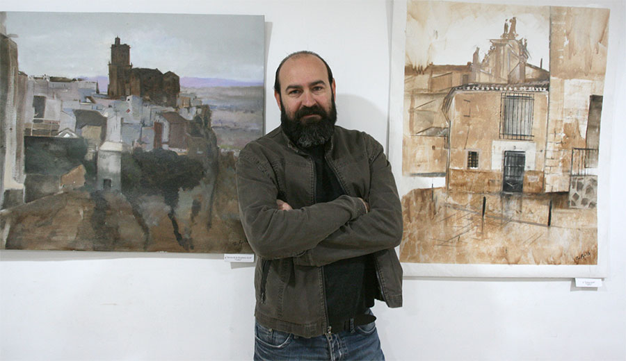 Paco Rojas junto a sus obras