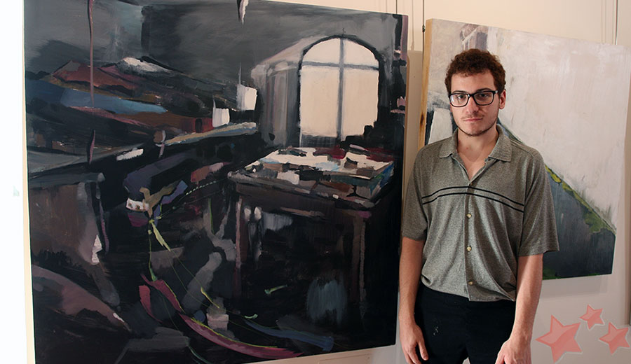 Manuel Janeiro junto a su obra ganadora