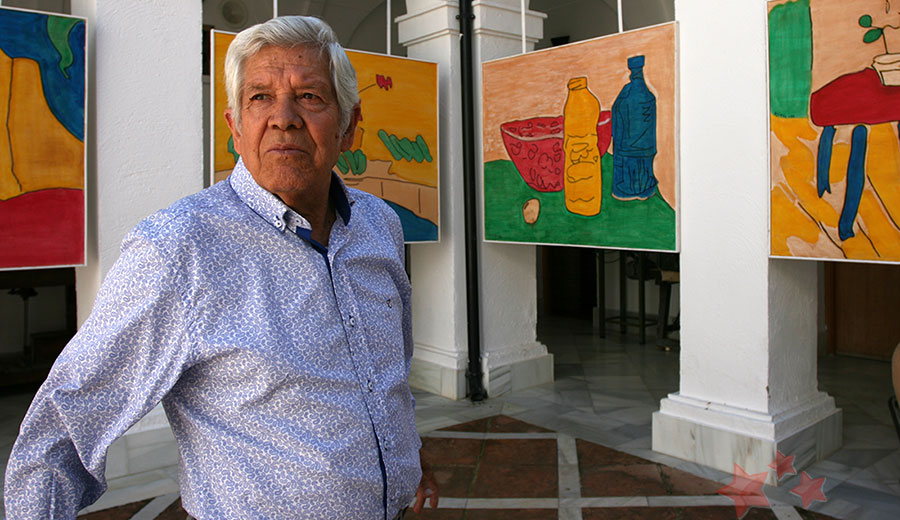 Agüera junto a su obra