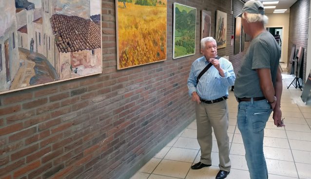 Agüera y Erwin comentando la exposición