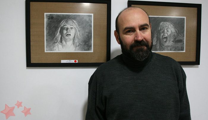 Paco Rojas junto a su obra en La Abacería