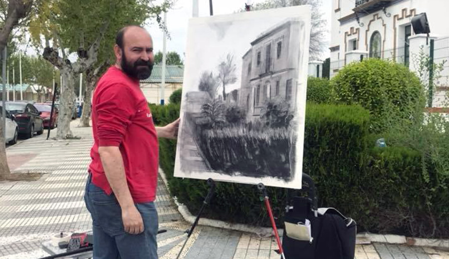 Paco Rojas realizando su obra