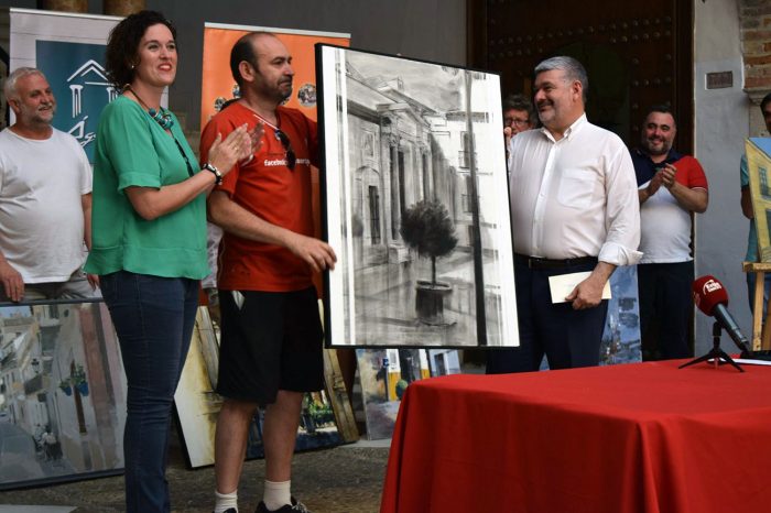 Paco Rojas recoge su premio (Asoc. Óleo Sobre Lienzo)
