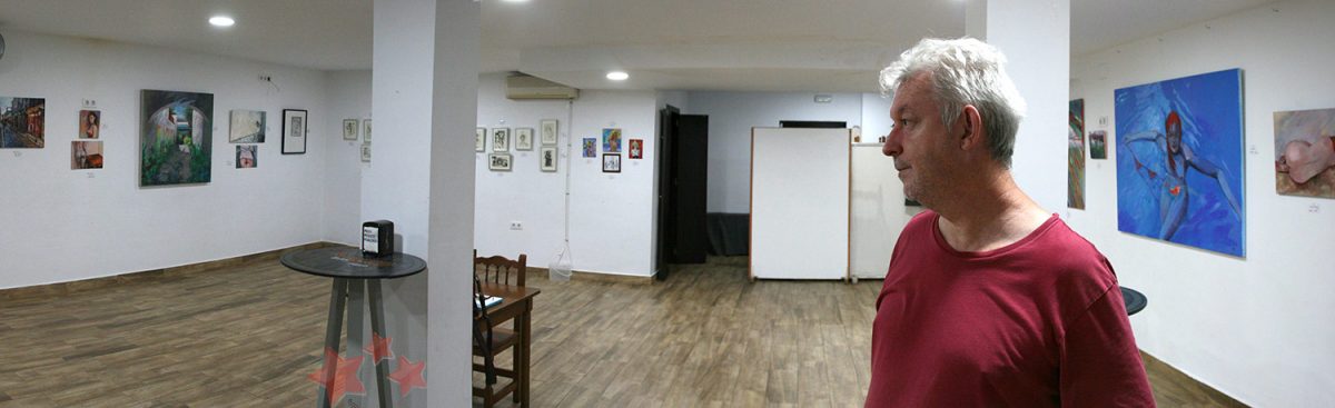 Casiano junto a su exposición Casiano junto a su exposición