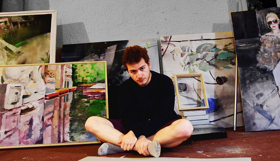 MAnuel Janeiro Menacho junto a sus obras