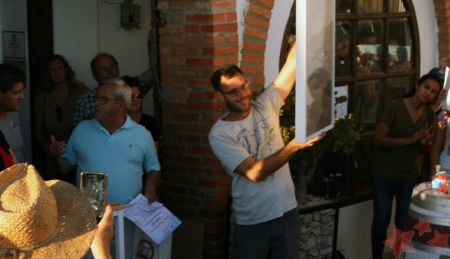 Eduardo Query recogiendo su premio