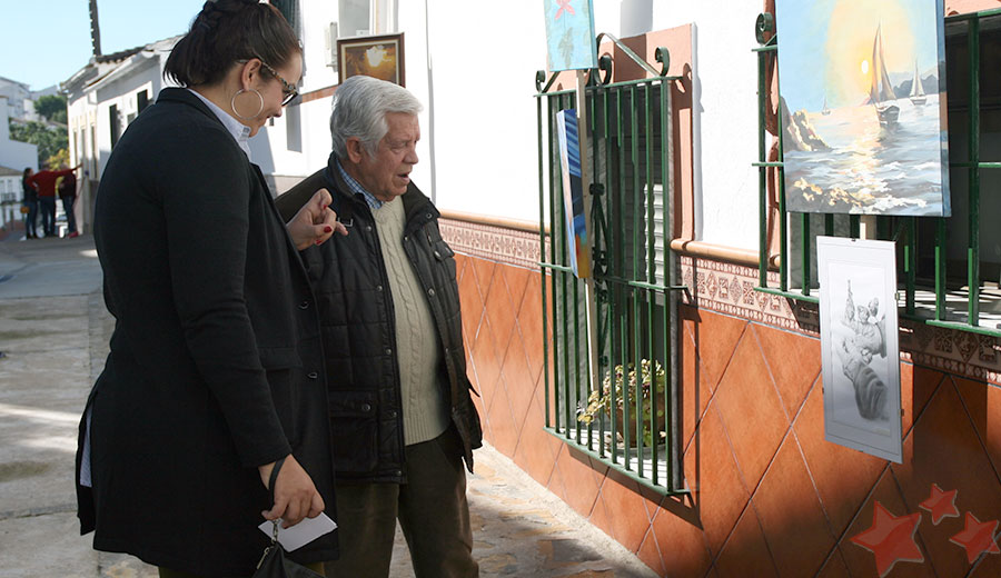 Estefanía Hernández y Agüera junto a la obra ganadora