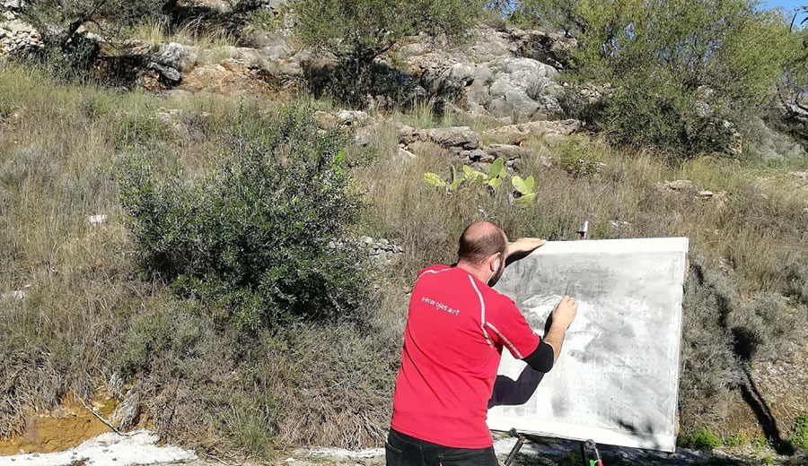 Paco Rojas realizando su obra