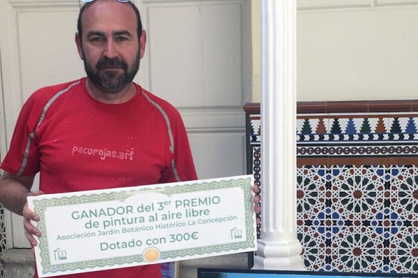 Paco Rojas recogiendo el premio en el Jardín Botánico