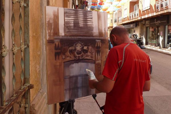 Paco Rojas elaborando su obra en Casas Ibáñez
