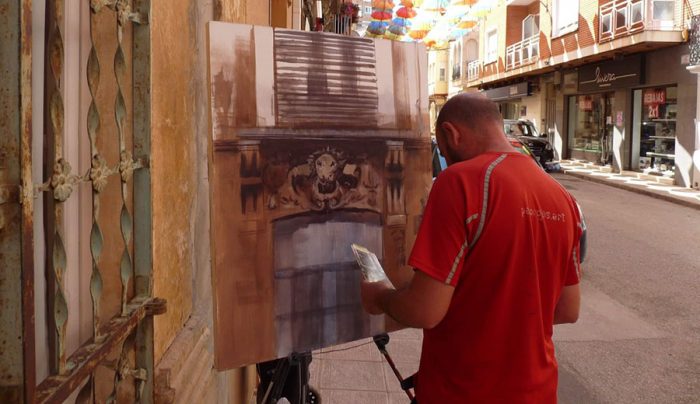 Paco Rojas elaborando su obra en Casas Ibáñez