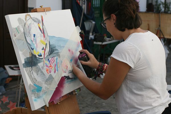 Ángela Gómez realizando su obra en Benaocaz