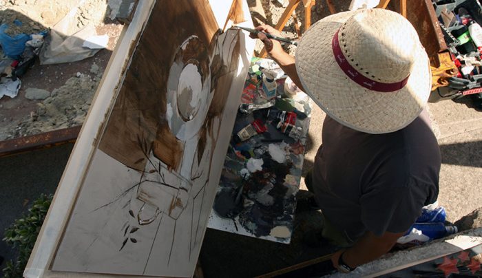 Rafael Domínguez realizando su obra en Benaocaz en 2018
