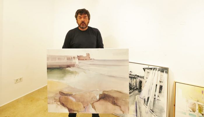 José L. Angulo junto a su obra en Torrevieja