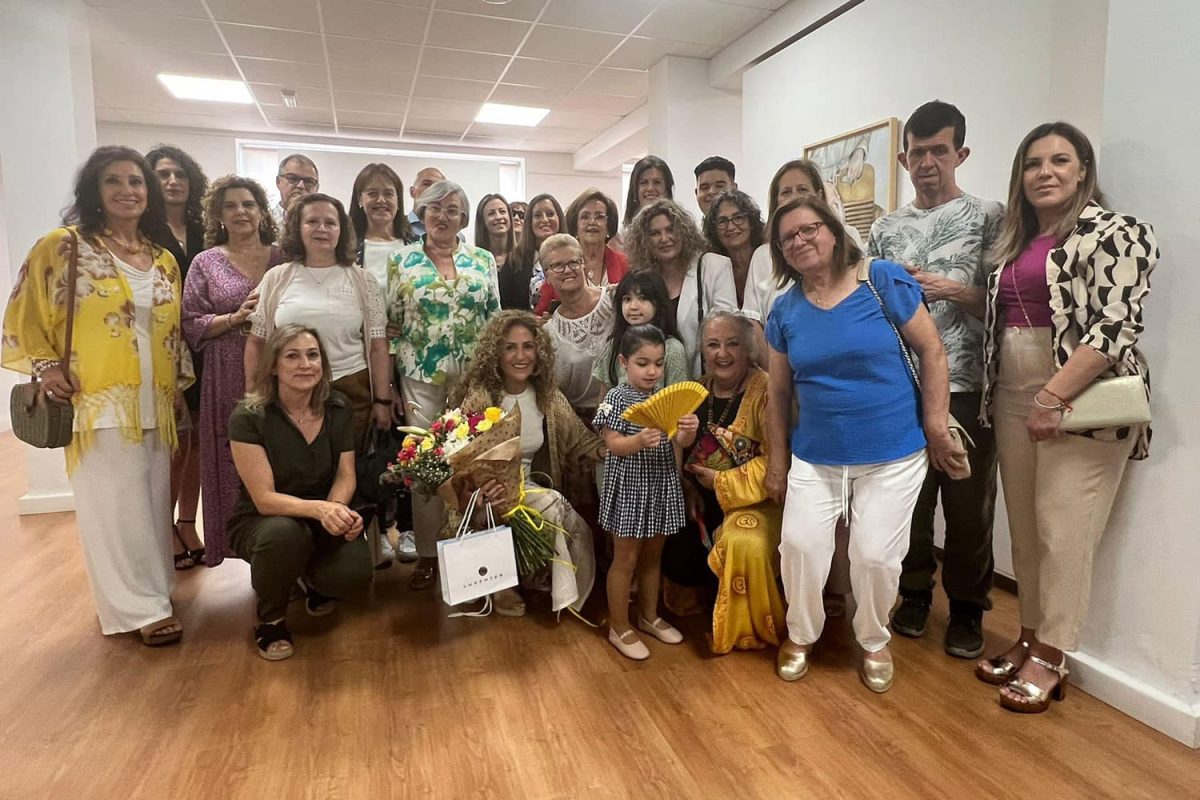 Celia Pais junto a sus alumnos/as durante la inauguración (Foto Facebook)
