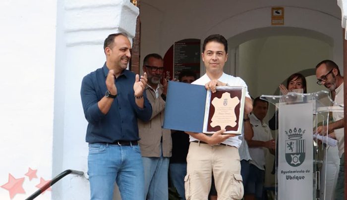 Andrés D. Domínguez junto al Alcalde de Ubrique