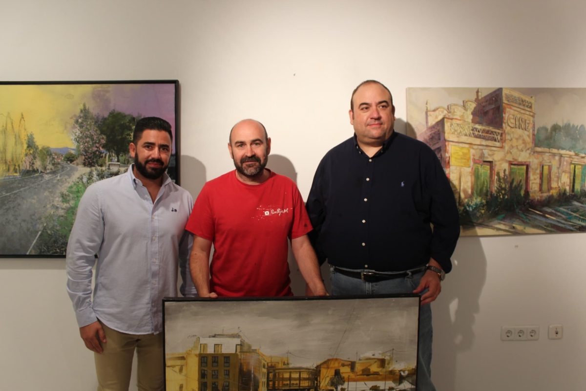 Paco Rojas recogiendo en premio en Murcia