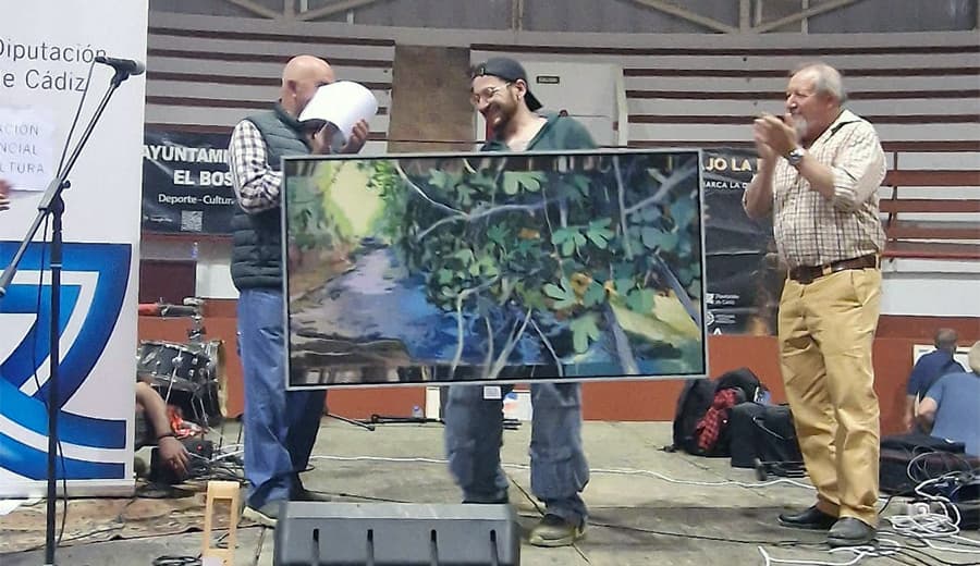 Manuel Janeiro recibiendo el premio en El Bosque