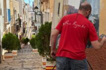 Paco Rojas realizando su obra