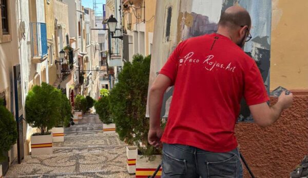 Paco Rojas realizando su obra