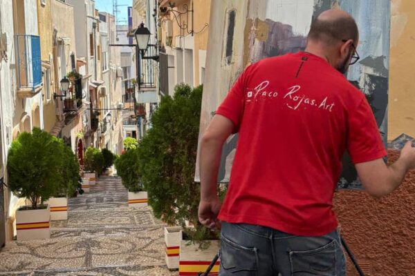 Paco Rojas realizando su obra