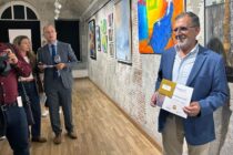 José Luis Mancilla recibiendo el premio