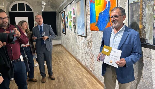 José Luis Mancilla recibiendo el premio