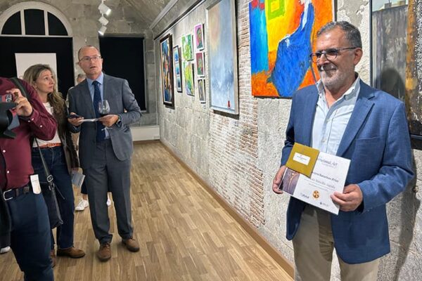 José Luis Mancilla recibiendo el premio